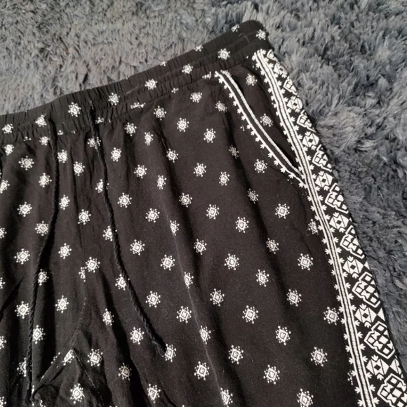Old Navy Patterned Flowy Pants - Picture 2 of 5